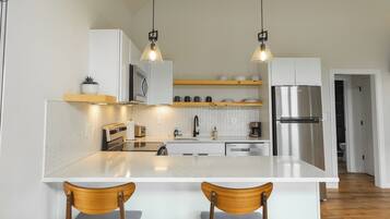 Coffee/tea maker, fridge, microwave, oven