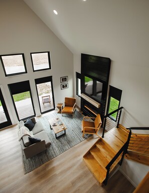 TV connectée, cheminée, livres