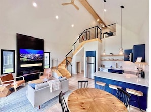 TV connectée, cheminée, livres