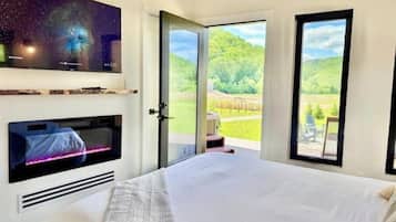 1 bedroom, desk, free WiFi, bed sheets