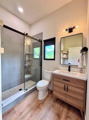 Hair dryer, towels, soap, shampoo - Trail Tamer at Three Suns Cabins (Stanton)