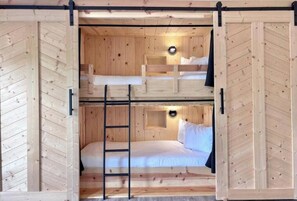 9 quartos, cofres nos quartos, Wi-Fi, roupa de cama
