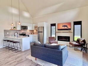 Una Smart TV, una chimenea, libros