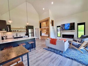 Una Smart TV, una chimenea, libros