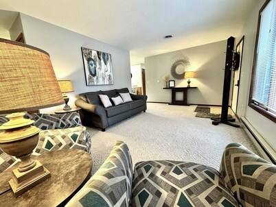 3-bedroom house in delightful Mapleton with AC, WiFi. Unwind and enjoy!