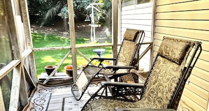 3-bedroom house in delightful Mapleton with AC, WiFi. Unwind and enjoy!