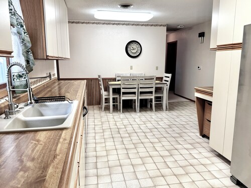 3-bedroom house in delightful Mapleton with AC, WiFi. Unwind and enjoy!