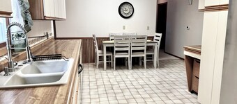 3-bedroom house in delightful Mapleton with AC, WiFi. Unwind and enjoy!