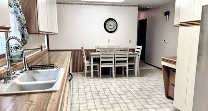 3-bedroom house in delightful Mapleton with AC, WiFi. Unwind and enjoy!