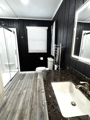 Hair dryer, towels, soap, toilet paper - 3-bedroom house in delightful Mapleton with AC, WiFi. Unwind and enjoy! (Mapleton)