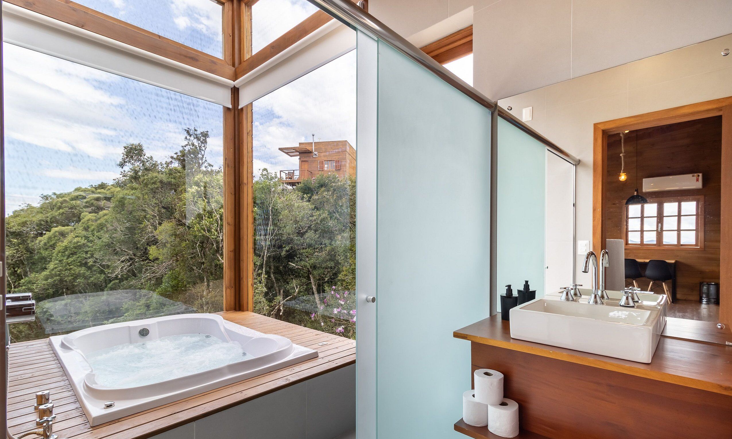Basic Chalet | Bathroom | Separate tub and shower