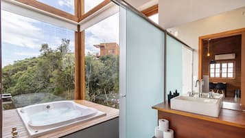 Basic Chalet | Bathroom | Separate tub and shower