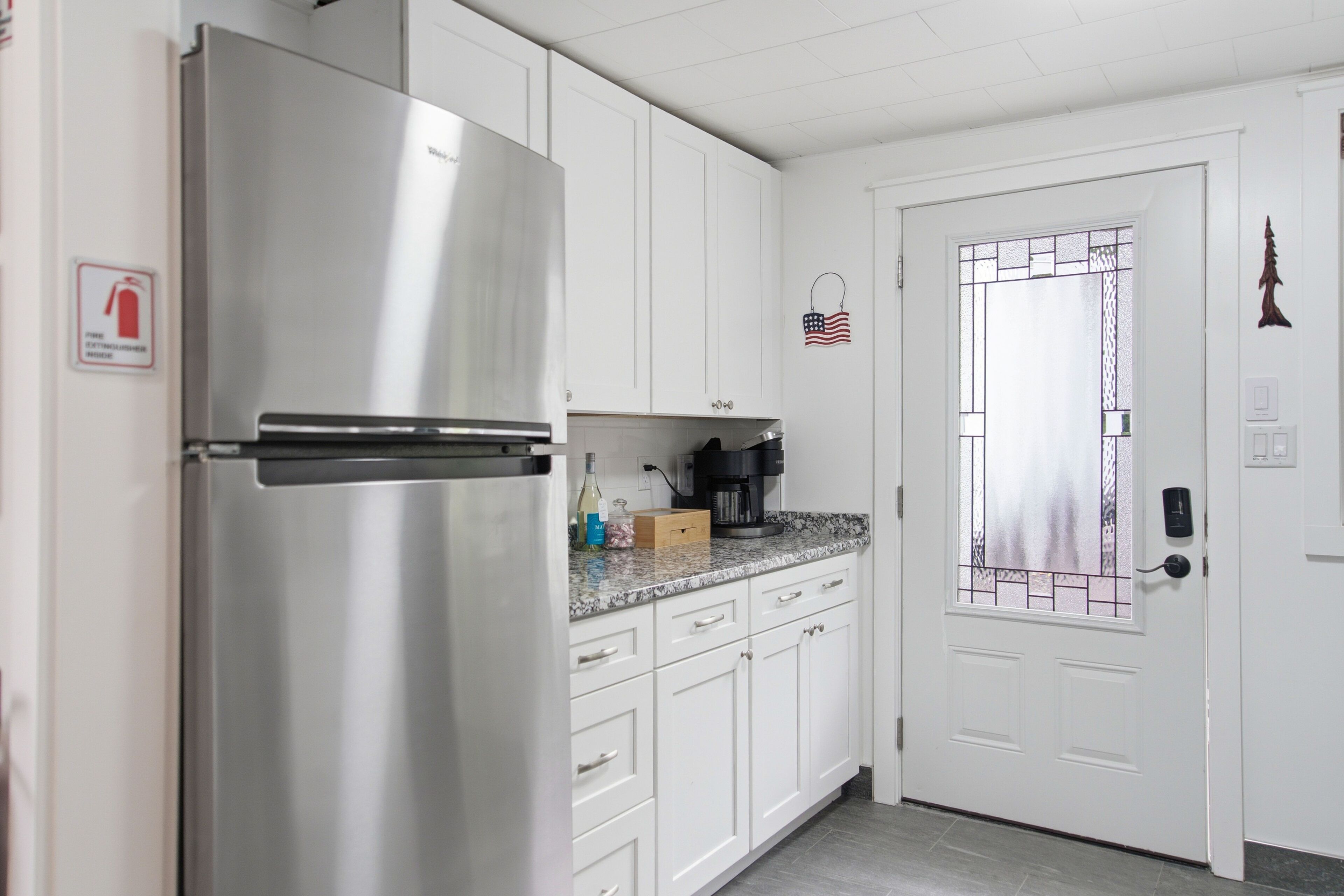 Coffee/tea maker, fridge, microwave, oven