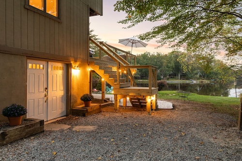Lakefront Getaway w/ Sauna, Hot Tub, Kayaks, Fire Pit & Beach Access!