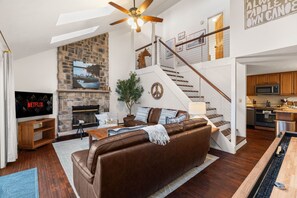 Smart-TV, Tischtennisplatte, Bücher