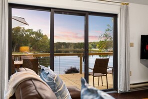 تلفزيون ذكي، تنس طاولة، كُتُب