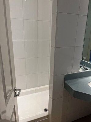 Phòng đôi Deluxe | Phòng tắm | Máy sấy tóc, khăn tắm, xà phòng, dầu gội 
