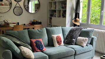 TV connectée, table de tennis de table, livres