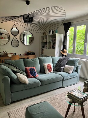 TV connectée, table de tennis de table, livres