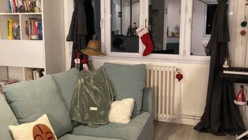 TV connectée, table de tennis de table, livres