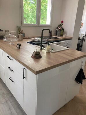 Réfrigérateur, micro-ondes, four, plaque de cuisson