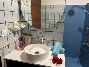 Dusche, Handtücher, Seife, Toilettenpapier
