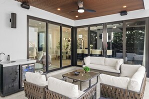 Smart TV, video games - Modern Zen Oasis in Design District Sleeps 16 (Miami)