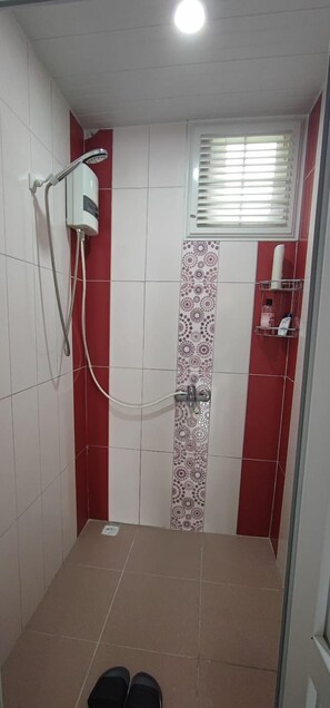 Kolmen hengen comfort-huone | Kylpyhuone | Tohvelit