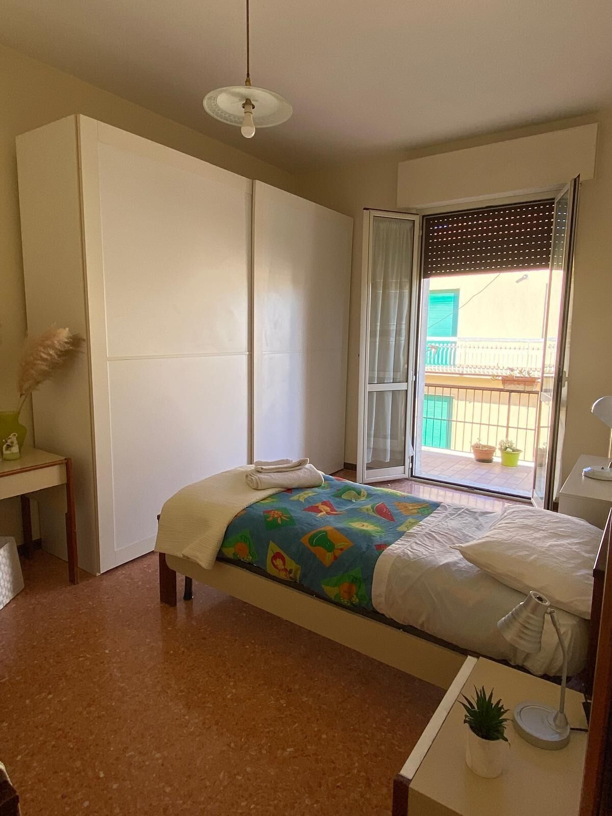 3 chambres, bureau, fer et planche à repasser, lit de bébé portatif