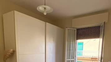 3 chambres, bureau, fer et planche à repasser, lit de bébé portatif