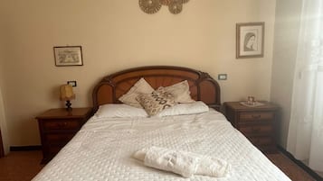 3 Schlafzimmer, Schreibtisch, Bügeleisen/Bügelbrett, Reisekinderbett