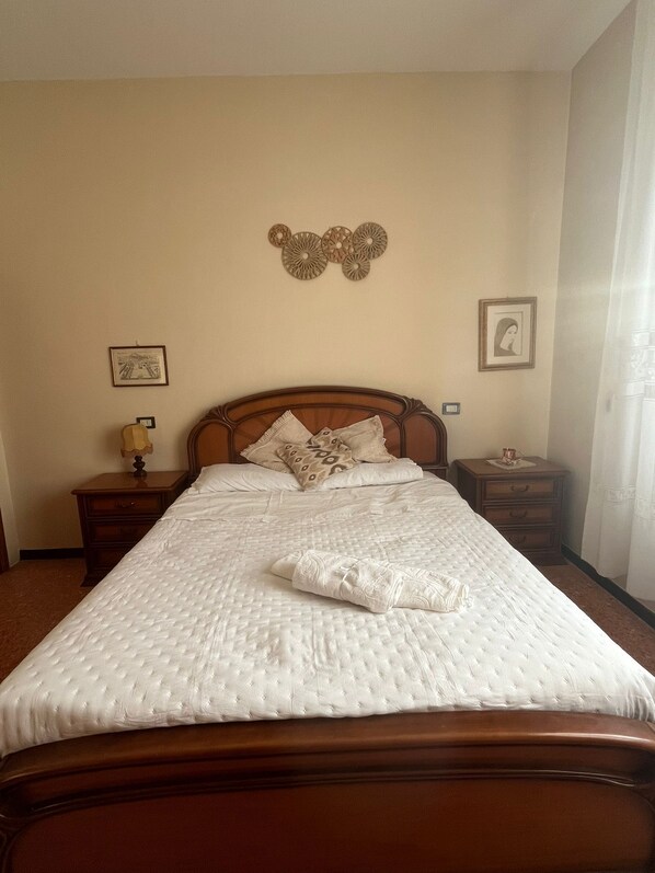 3 bedrooms, desk, iron/ironing board, travel crib
