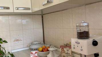 KĂŒhlschrank, Mikrowelle, Ofen, Herdplatte