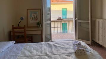 3 camere, una scrivania, ferro/asse da stiro, culla da viaggio