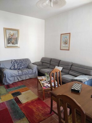 Smart-TV, Kamin, Bücher, Stereoanlage