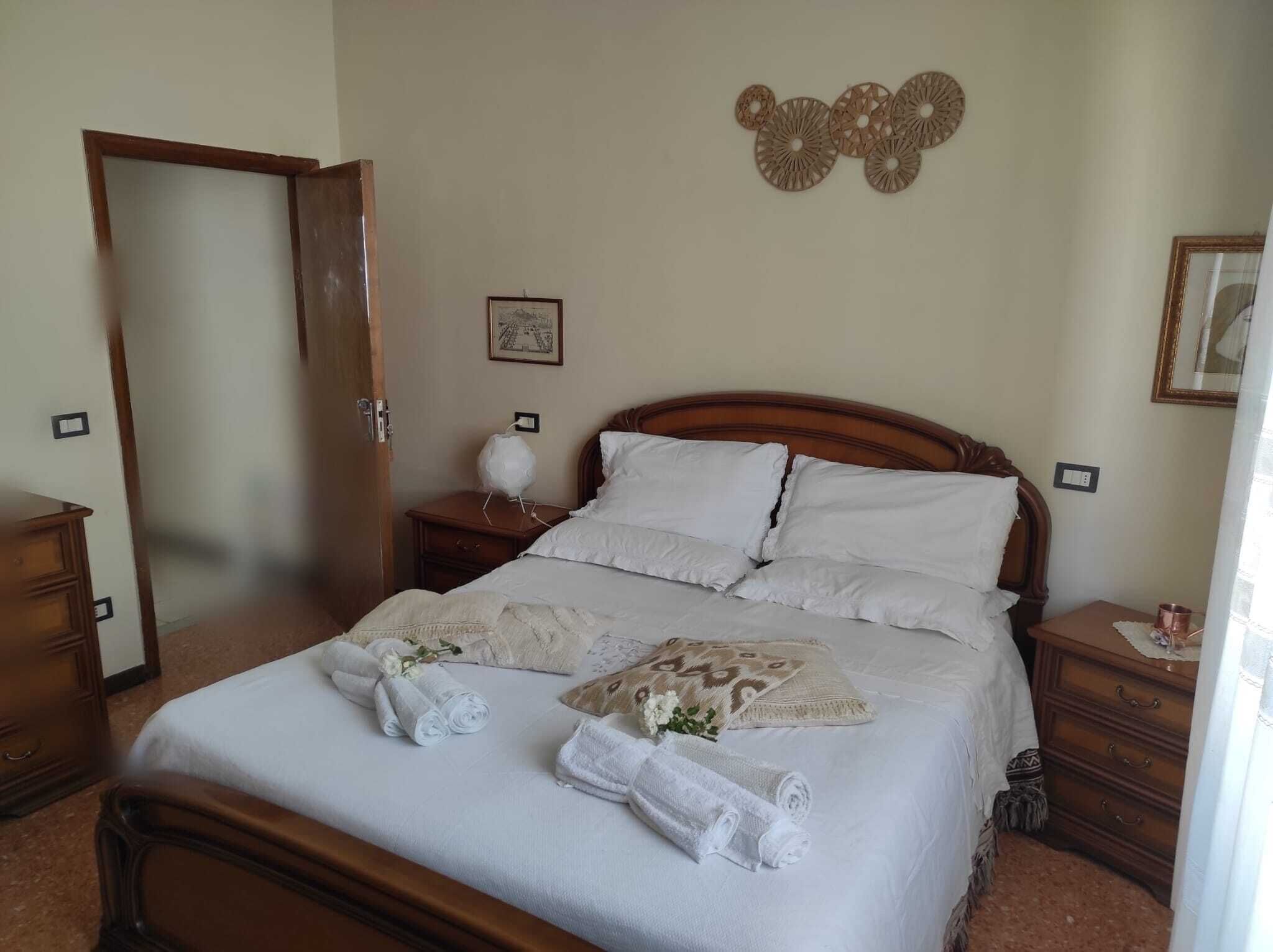 3 bedrooms, desk, iron/ironing board, travel crib