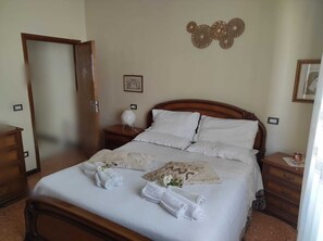 3 soverom, skrivebord, strykejern/-brett og reiseseng for barn