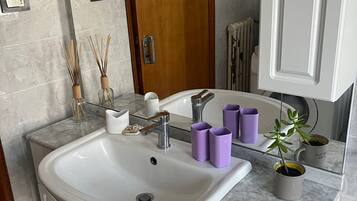 Asciugacapelli, asciugamani, sapone, shampoo