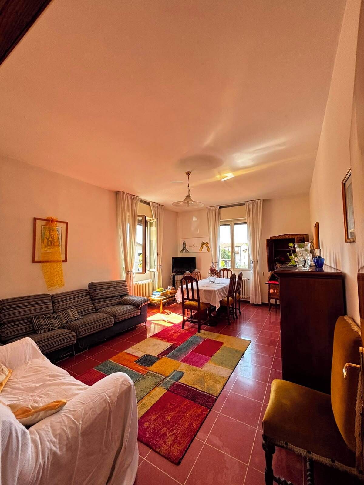 Smart TV, fireplace, books, stereo