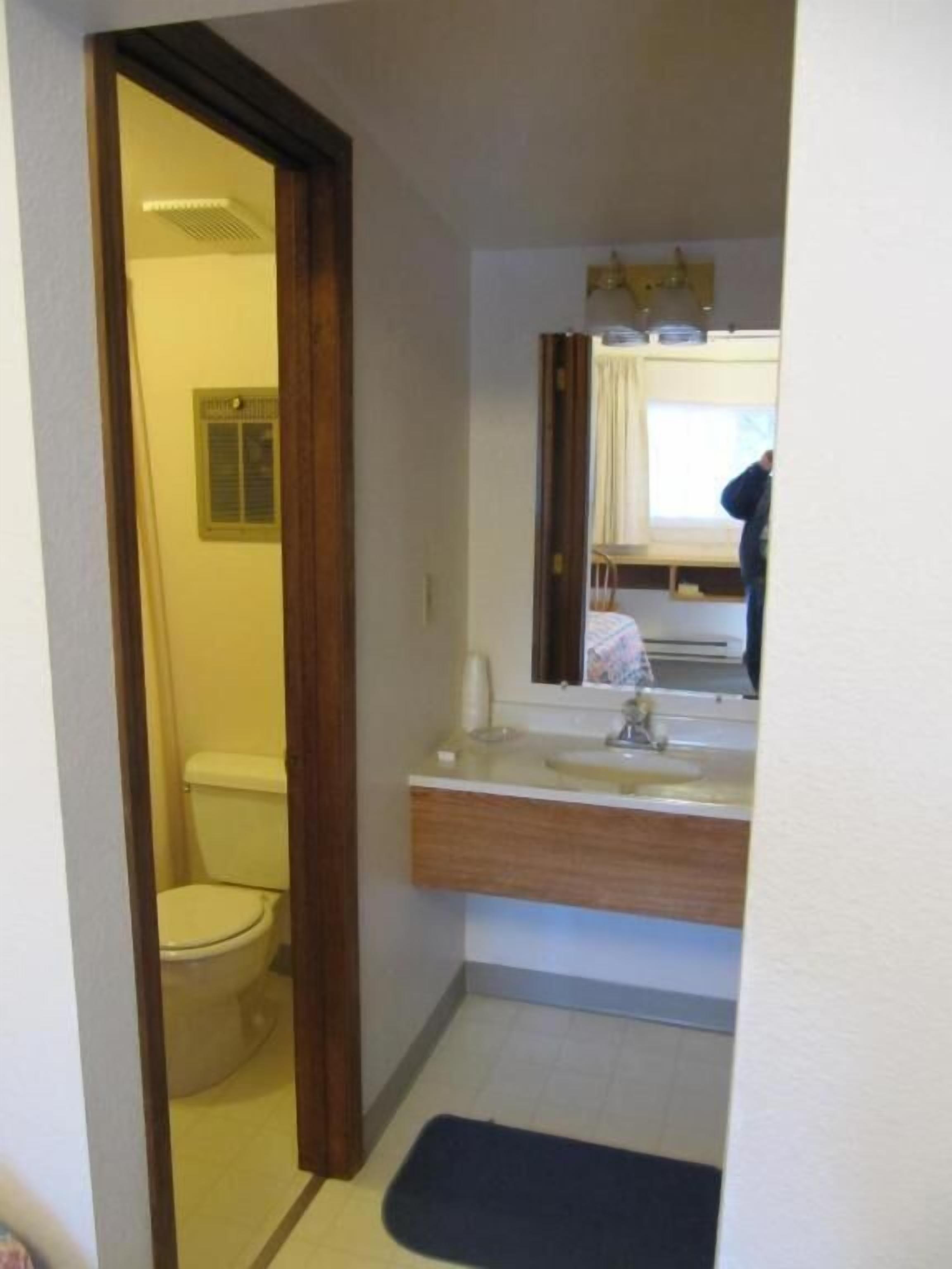 Ensemble douche/baignoire, sèche-cheveux, serviettes fournies, savon