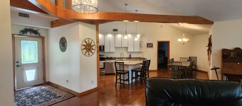 Crystal River POOL Home sleeps 8!Close to downtown & nestled on 5 peaceful acres