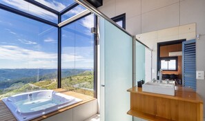 Basic Chalet | Bathroom | Separate bathtub and shower - Cabana romântica perto de Florianópolis VST038 (Anitápolis)