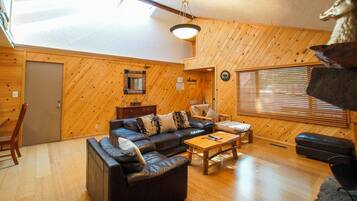 Cabin, 2 Bedrooms | Living area