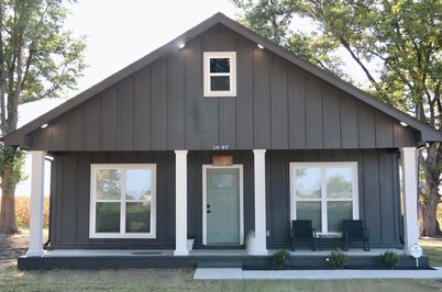 Caster, Steel Bend Guest Houses: Caster