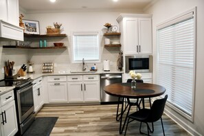Private kitchen - Caster, Steel Bend Guest Houses: Caster (Osceola)