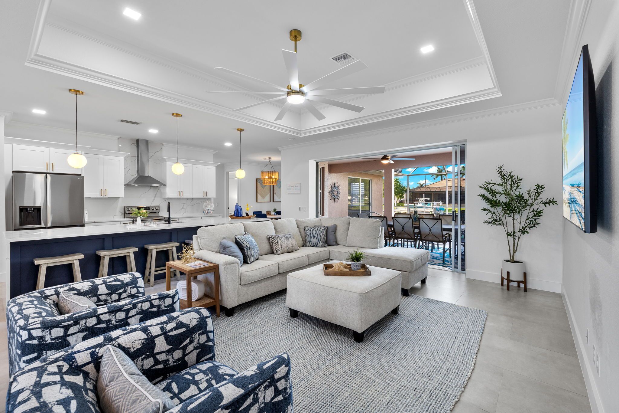 Smart TV, libros, monitor de computadora