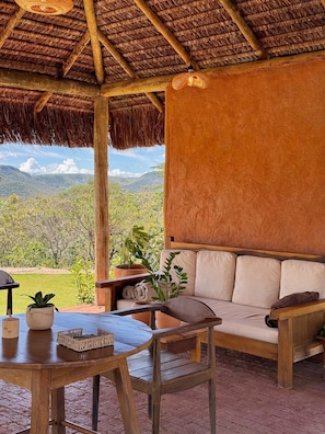 Outdoor dining - Villa Aruanda (Alto Paraíso de Goiás)