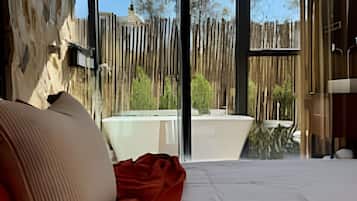 Deluxe Chalet | Egyptian cotton sheets, premium bedding, pillowtop beds, minibar