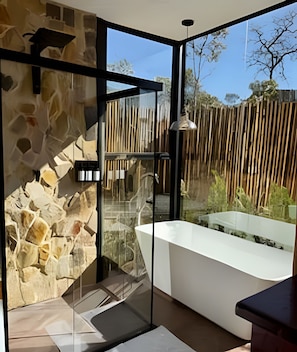 Deluxe Chalet | Bathroom | Separate tub and shower, deep soaking tub, designer toiletries - Villa Aruanda (Alto Paraíso de Goiás)