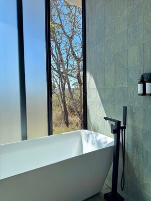 Bungalow | Baño | Bañera y ducha independientes y bañera profunda